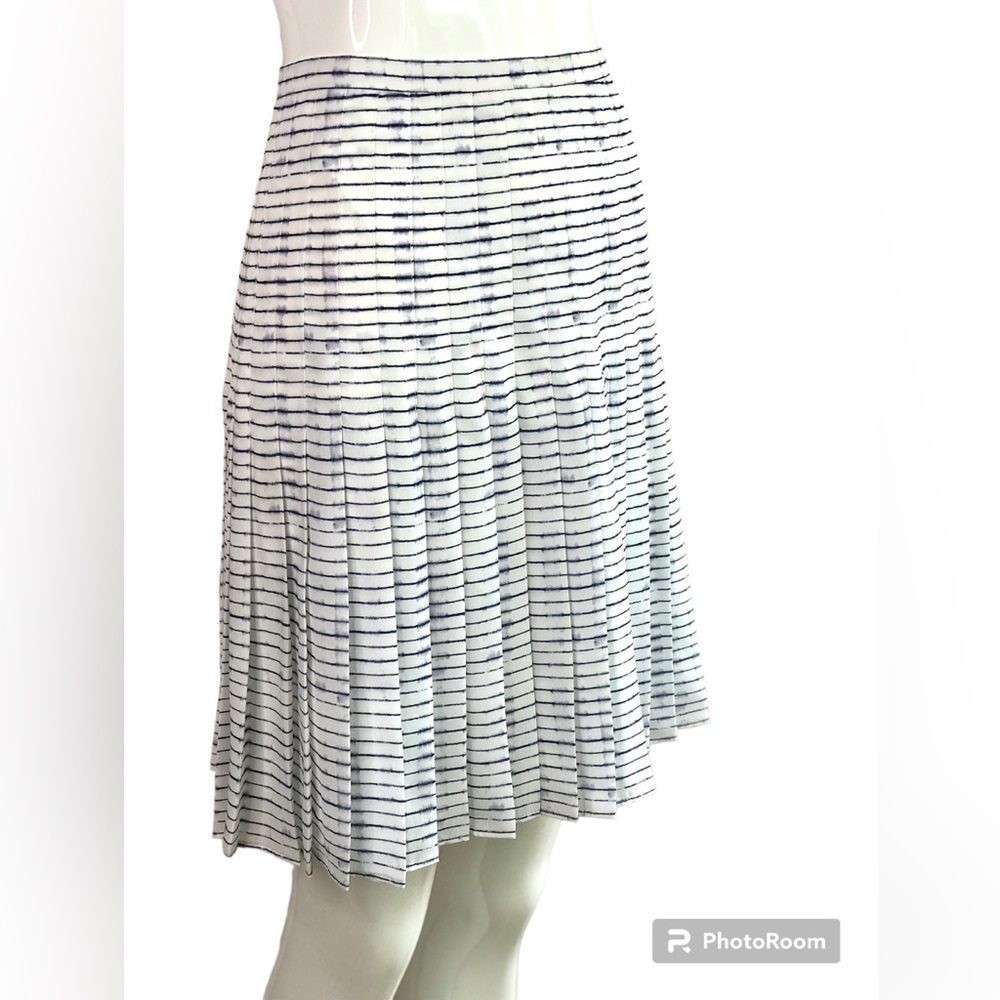 VINCE blurred lines pleated Navy on White Skirt Size 2